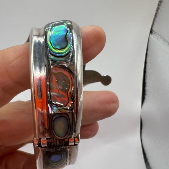 Very Unique Mexican designed silver mother of pearl blue/green hinged bracelet - Picture 7 of 8